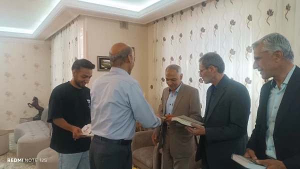 سنت نیک اهدای کتاب به میهمانان توسط دکتر قاسمیان عضو محترم هیات علمی دانشگاه فرهنگیان، مرکز علامه طباطبائی سبزوار
 2