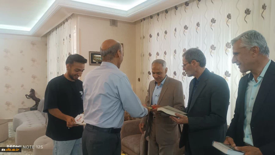 سنت نیک اهدای کتاب به میهمانان توسط دکتر قاسمیان عضو محترم هیات علمی دانشگاه فرهنگیان، مرکز علامه طباطبائی سبزوار
 2