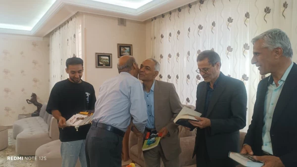 سنت نیک اهدای کتاب به میهمانان توسط دکتر قاسمیان عضو محترم هیات علمی دانشگاه فرهنگیان، مرکز علامه طباطبائی سبزوار
 3